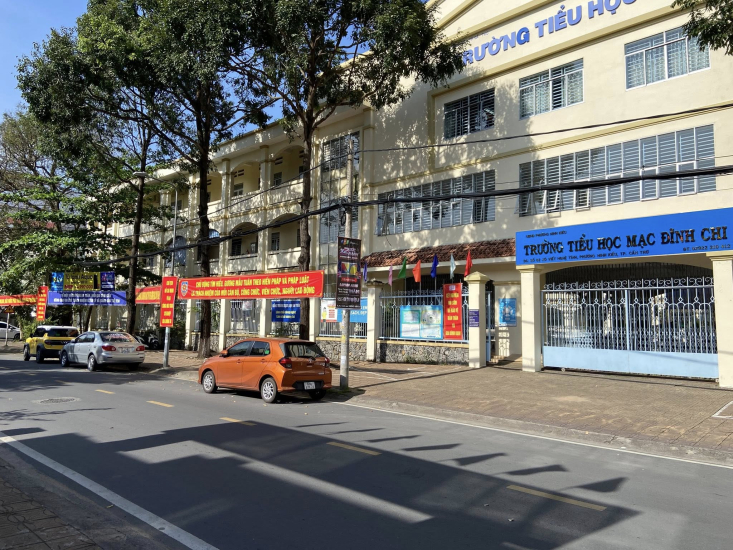 Hình mặt tiền nhà ở trung tâm thành phố, phản ánh nhu cầu mua bán lớn, nơi người mua cần chú trọng xác minh hồ sơ pháp lý rõ ràng.