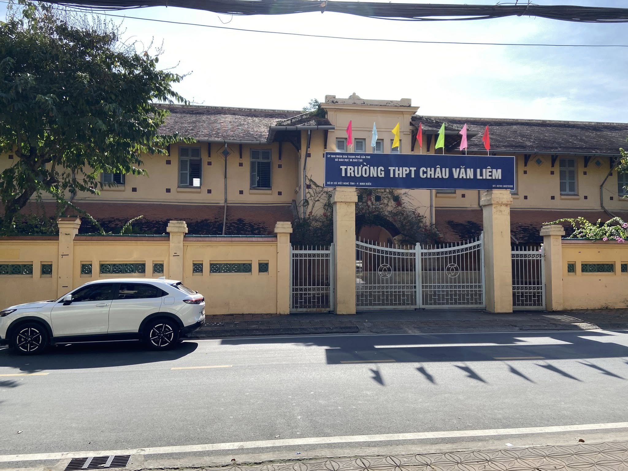 Hình ảnh trường học tại Cần Thơ, thể hiện một trong những tiện ích quan trọng mà khách hàng xem xét khi mua bán nhà đất, đặc biệt đối với gia đình có con nhỏ.